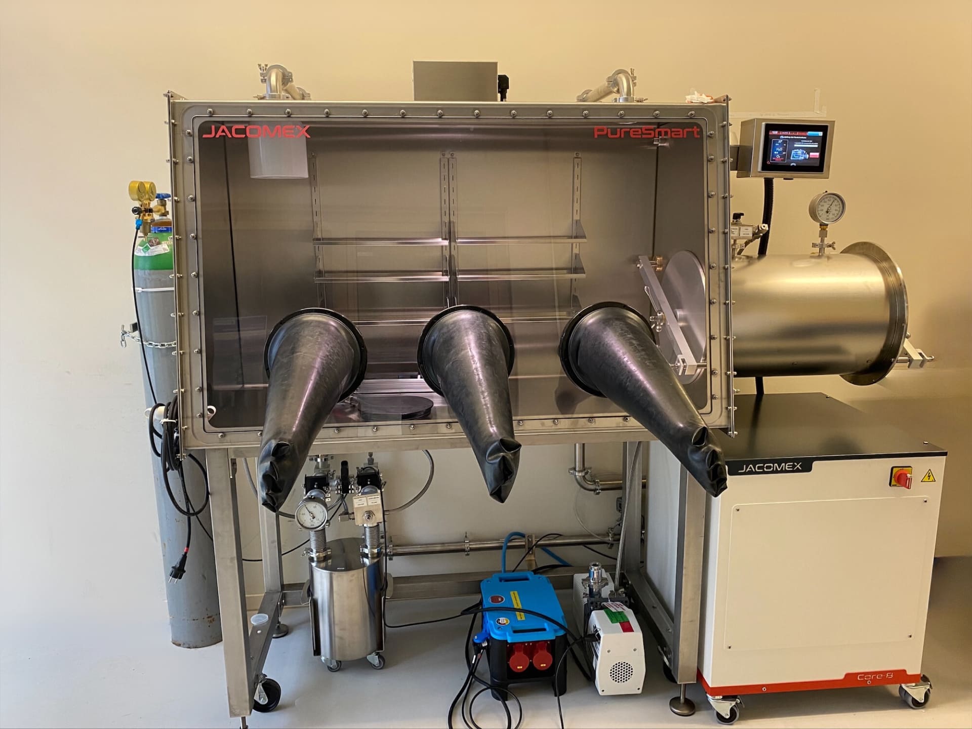 kit-glovebox-cutting-edge-battery-research-1